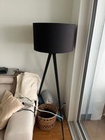 Stehlampe schwarz dreibeinig Textilschirm