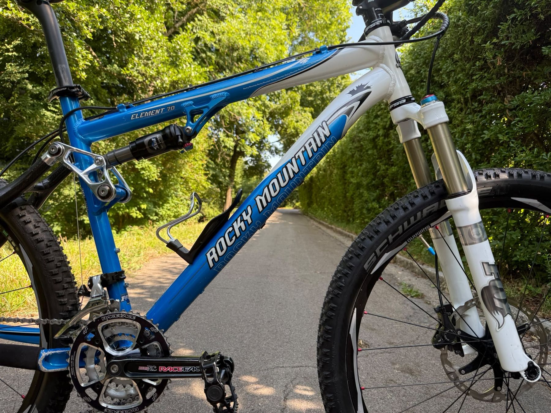 Rocky Mountain Bicycles Vélos: Fully Velo Rocky Mountain mit neuen Komponenten – D'occasion à Winterthur par kar_d9n9
