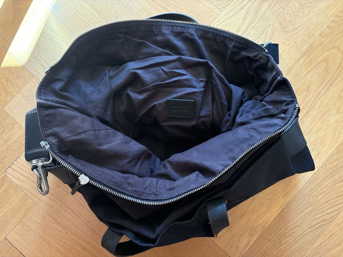 Cos Borse: Sac noir COS bi-matière et extensible  – Usato da Genève venduto da flo_qxp6 2