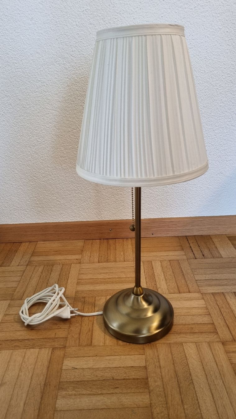 Ikea Lampade: Ikea Lampe, goldfarben, mit weissem Schirm – Usato da Pfäffikon SZ venduto da fab_8z7t