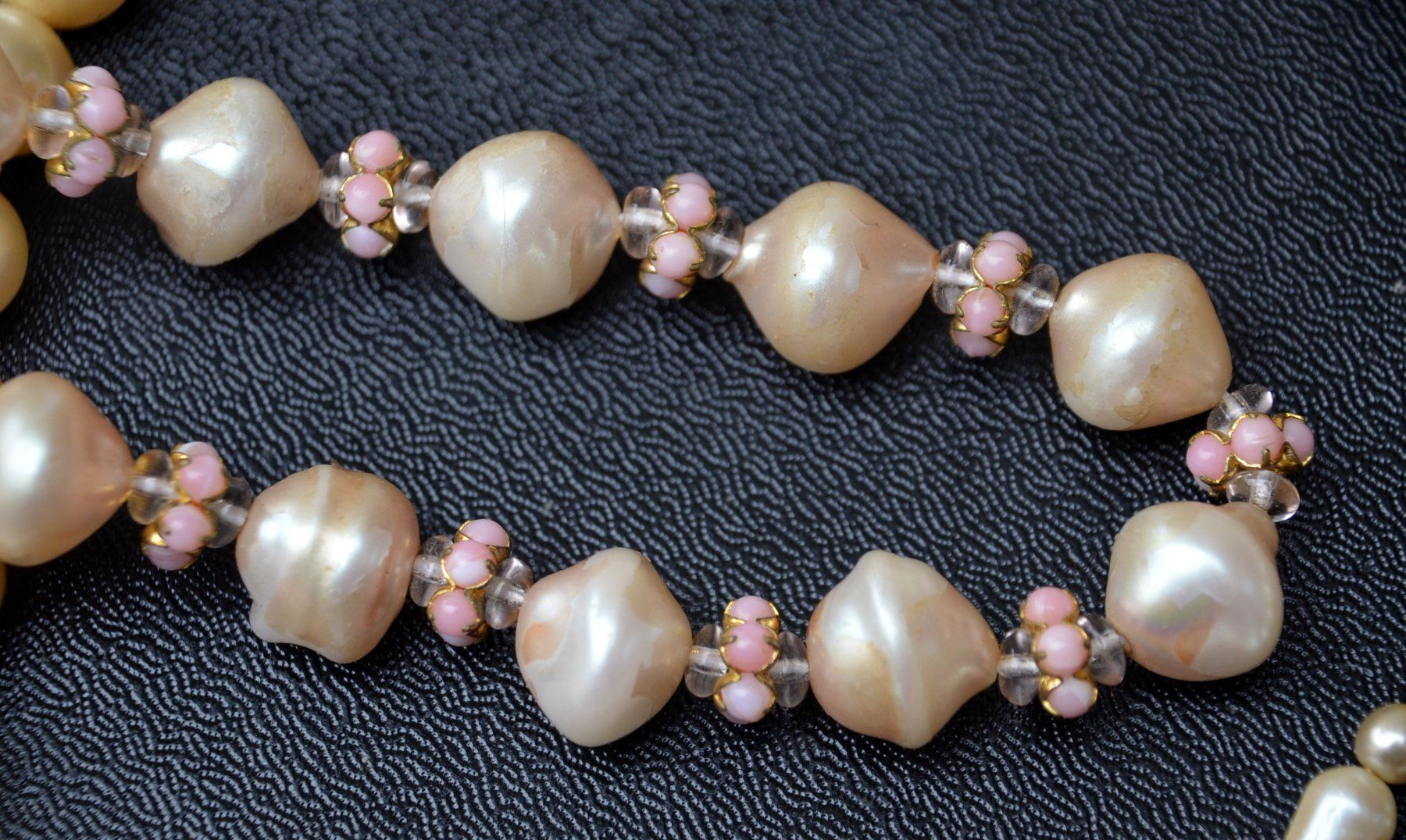 Catenine: Drei Perlenketten / Trois  colliers de perles  70's – Usato da Collonges venduto da Auganien 2