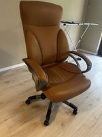Bürostuhl Leder braun mit Gebrauchsspuren am Armlehnen