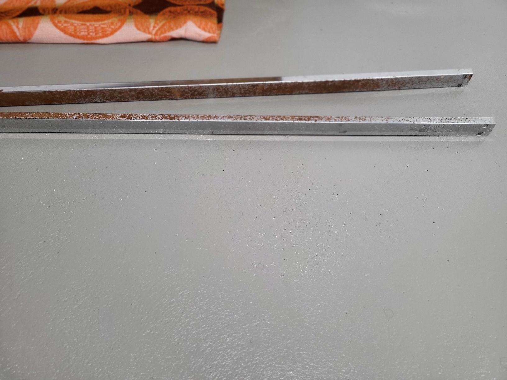 Tables: Tischplatte Holzimitat mit Metallfuss – D'occasion à Wolhusen par din_nzd5 3