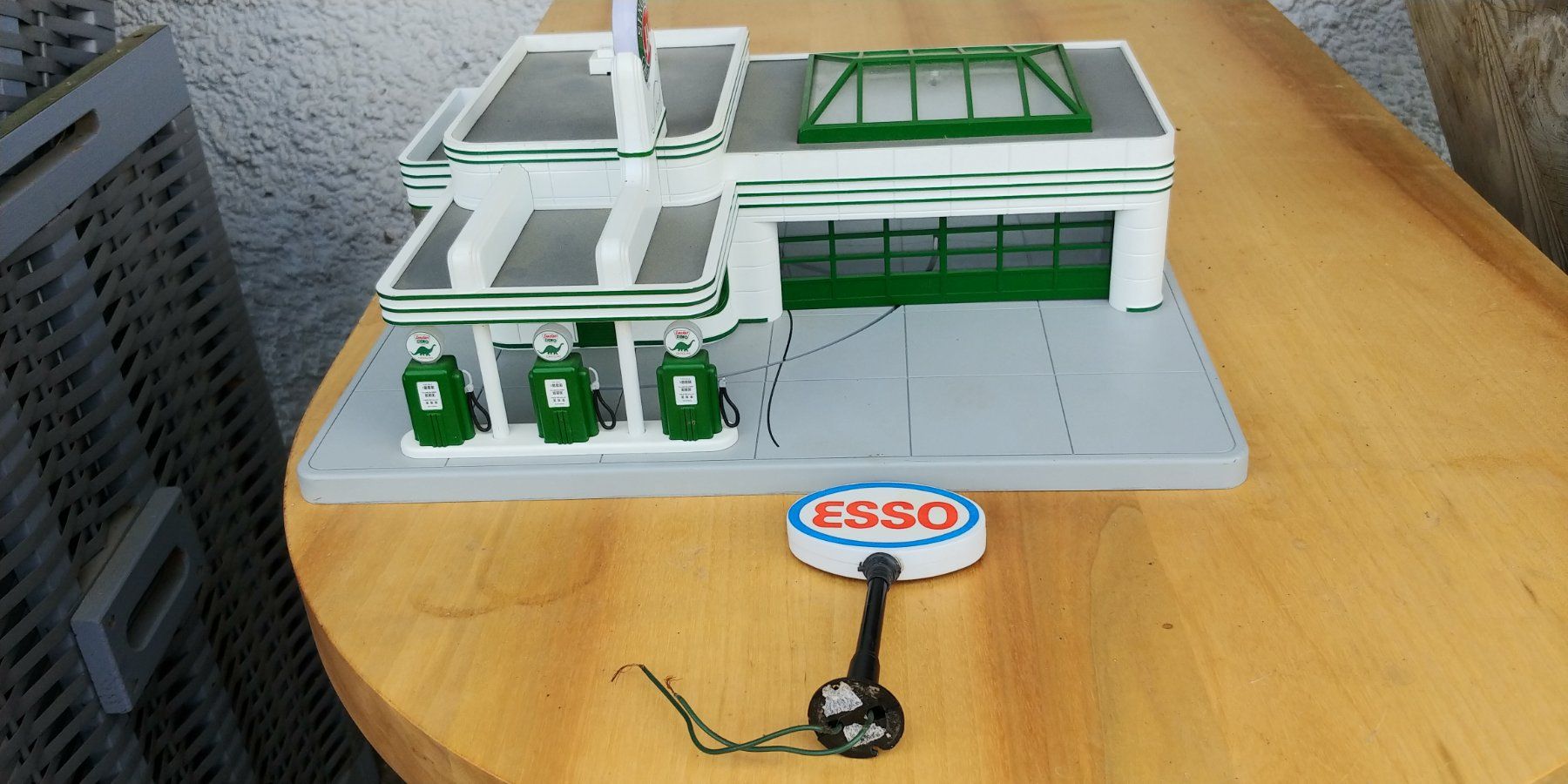 Modellini di ferrovie: MTH Tankstelle mit Esso Schild – Usato da Waltenschwil venduto da Ardnas007 1
