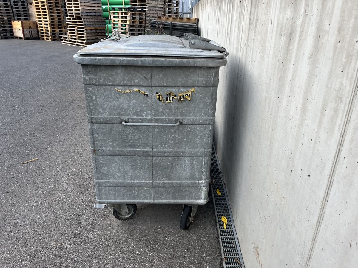 Eléments de bureau: Abfallcontainer Stahl verzinkt mit Deckel und Rollen 600lt – D'occasion à Meiringen par otth88 2