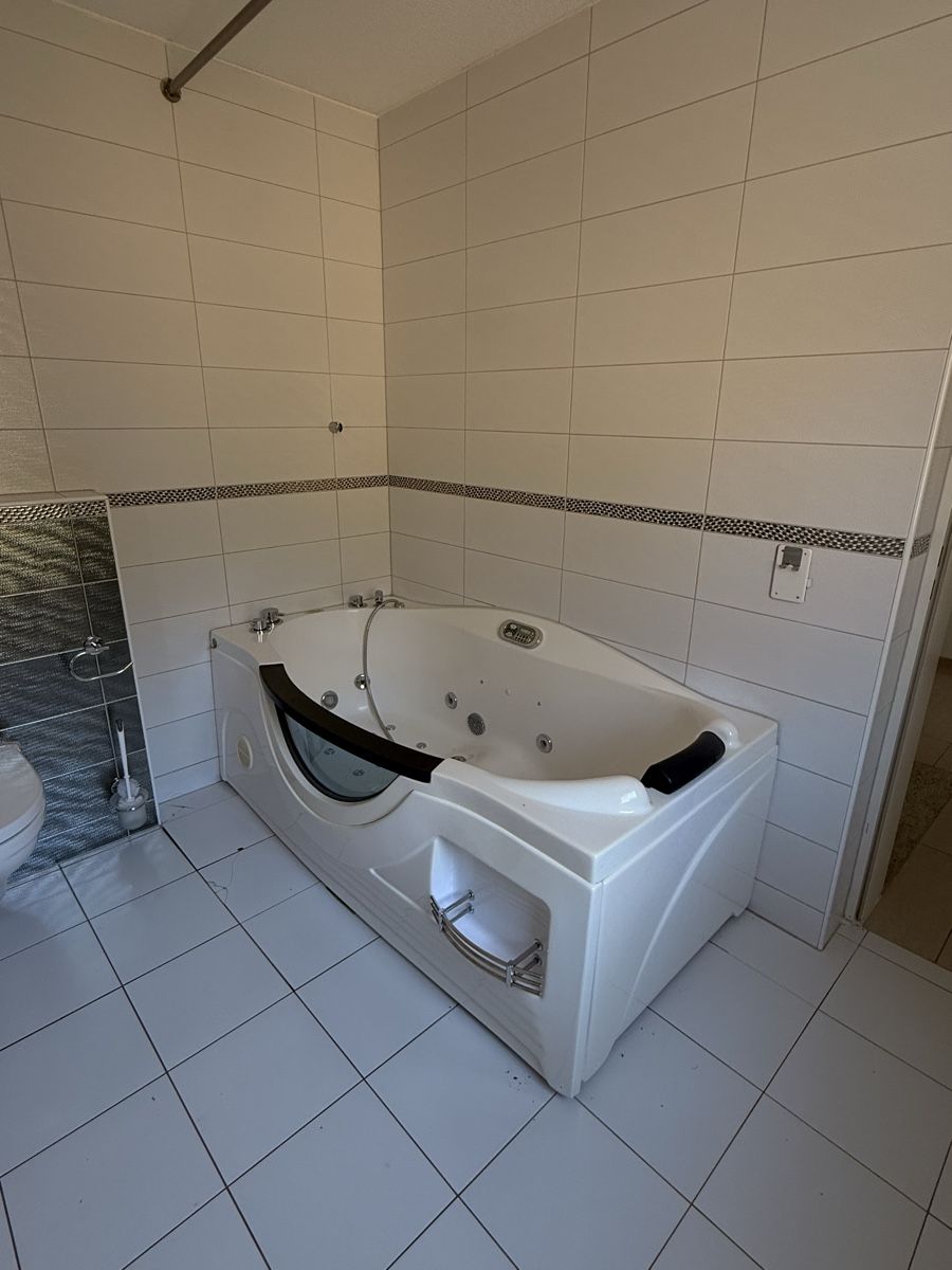 Vasche da bagno: Badezimmer mit Badewanne – Usato da Oberbuchsiten venduto da DoppioEspresso 2