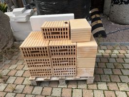 Backsteine gelocht auf Palette neuwertig Mauerwerk