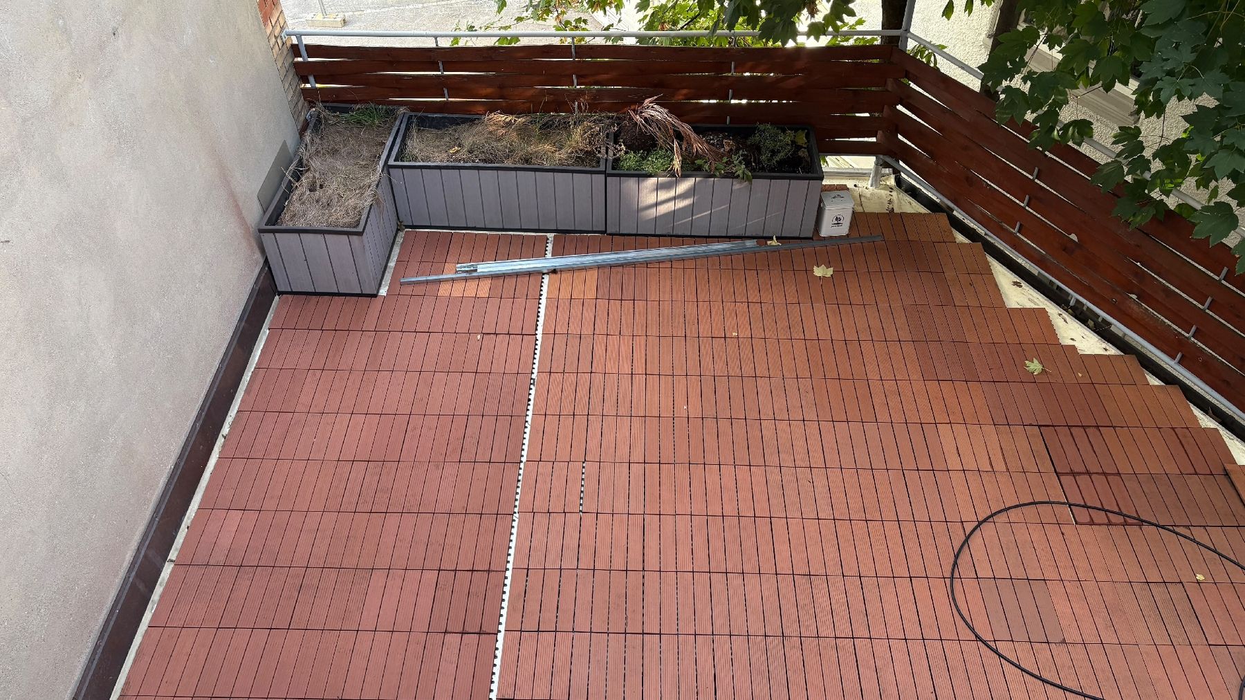 Rivestimenti per pavimenti: WPC Balkon Klickfliessen 50 Stk. – Usato da Winterthur venduto da pegatel