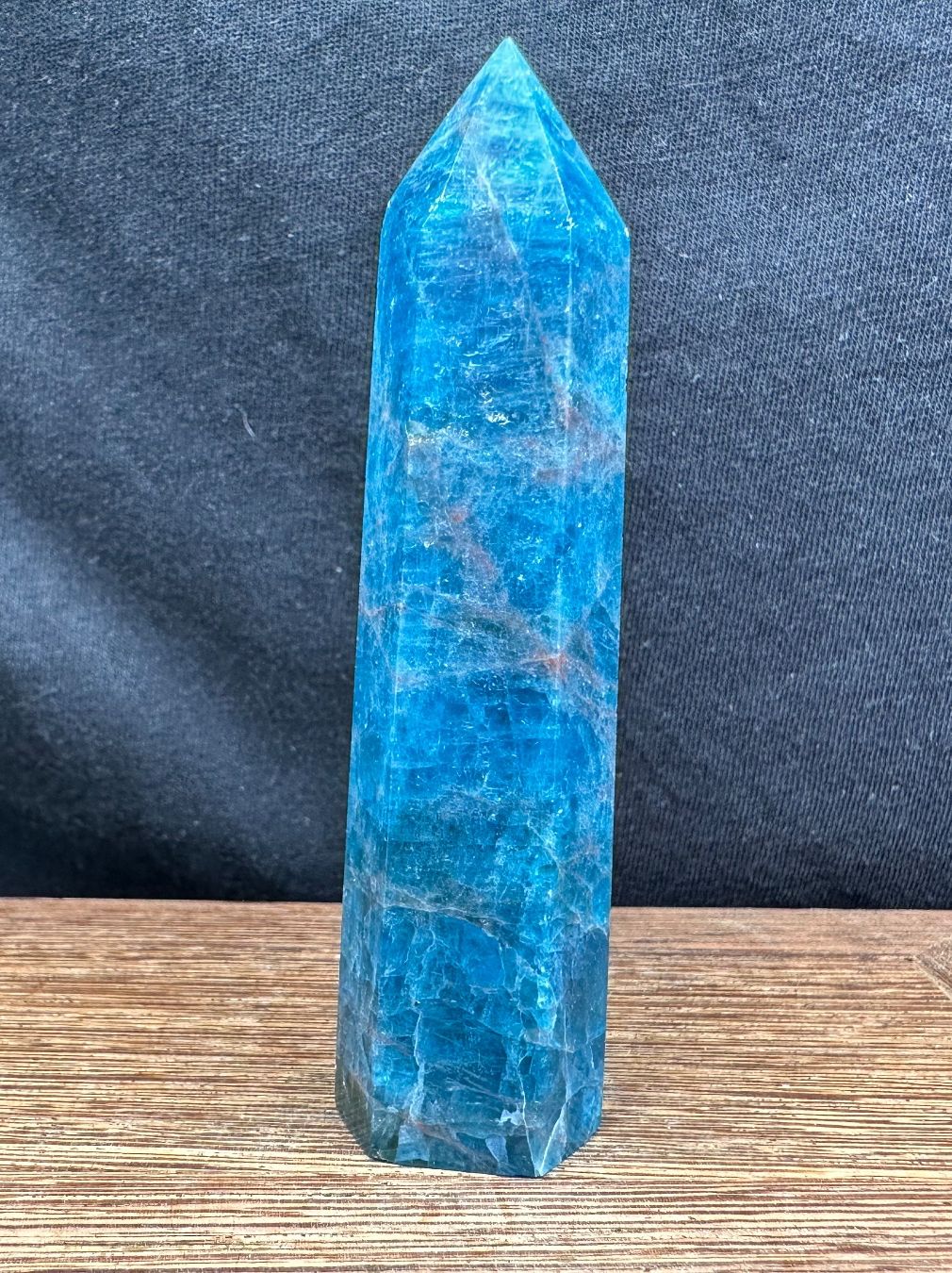 Minerali & Pietre curative: Blauer Apatit Obelisk, Turm, Spitze – Nuovo e nell'imballaggio originale da Männedorf venduto da Handschmeichler