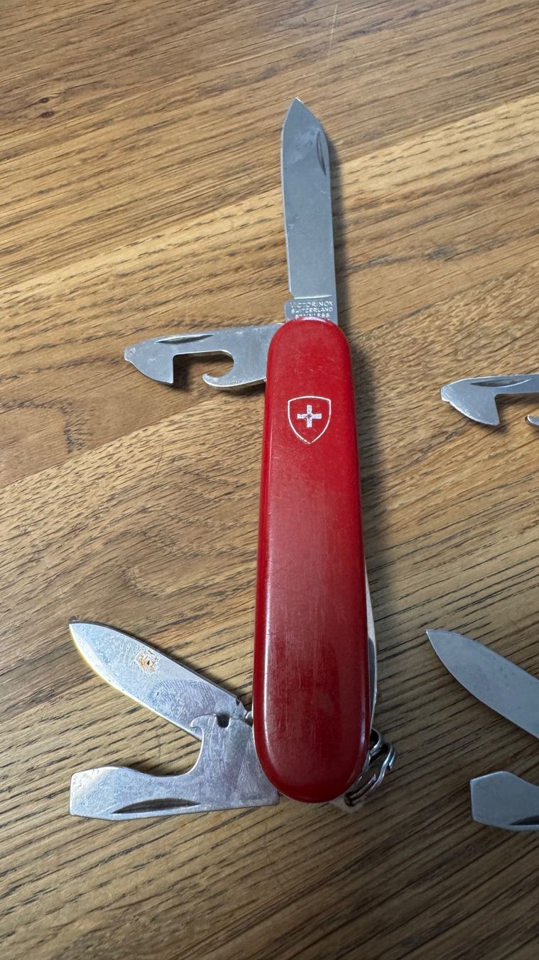 Victorinox Couteaux de poche: Victorinox Sackmesser gebraucht alt – D'occasion à Burgdorf par Catbagger64 1