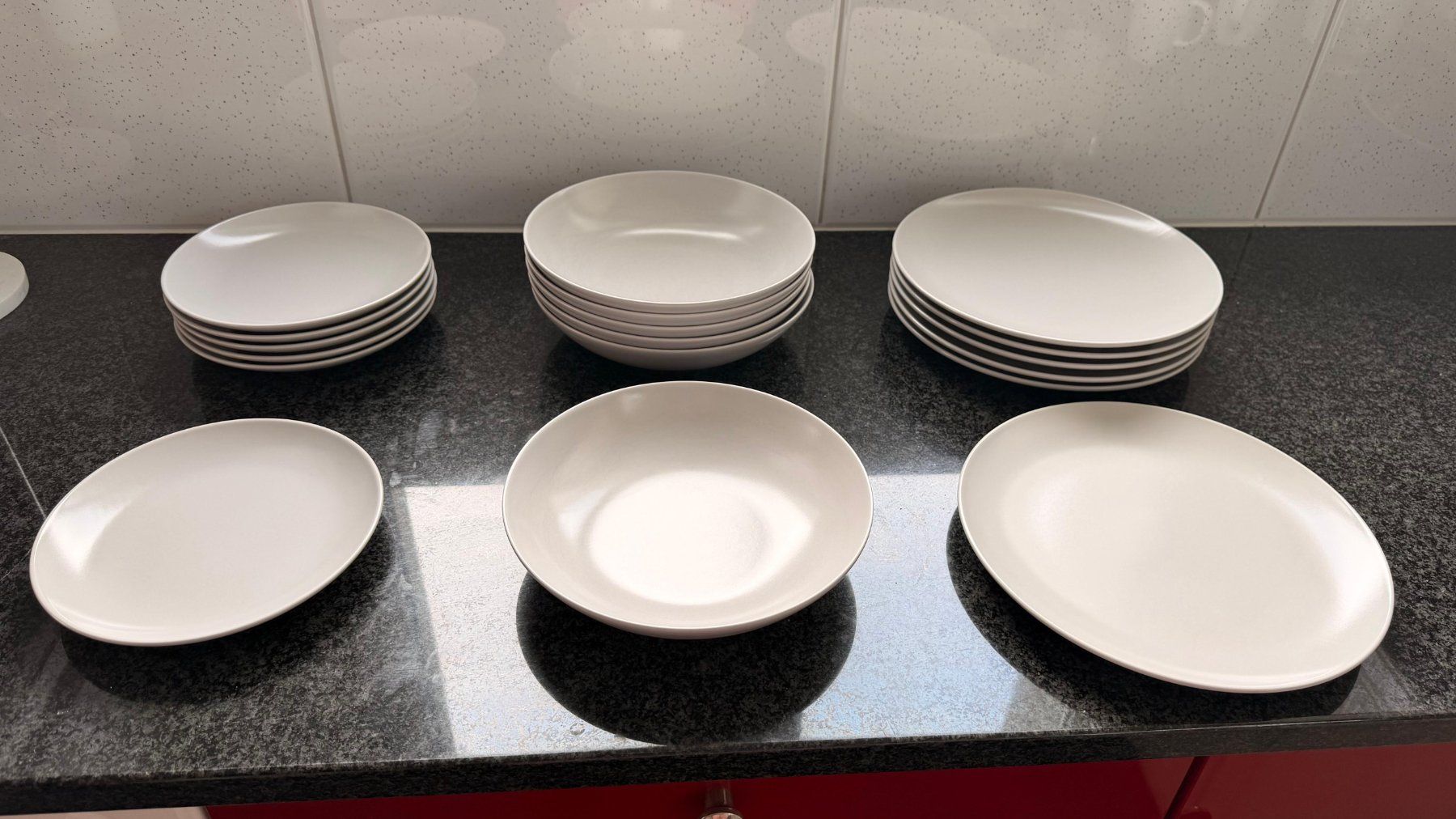 Ikea Set di piatti: IKEA FÄRGKLAR Geschirrset 18-teilig hellgrau – Usato da Recherswil venduto da Niculin02 7
