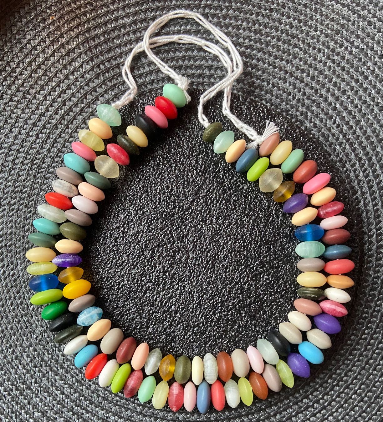 Catenine: 2x Schöne Multicolor Harz Halskette – Nuovo (secondo la descrizione) da Zuerich venduto da Perlen-Decor