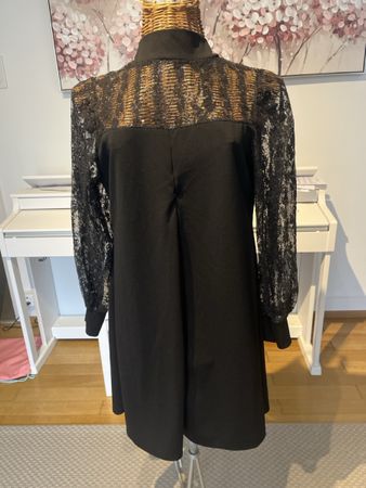 schwarzes Kleid mit Spitze, S