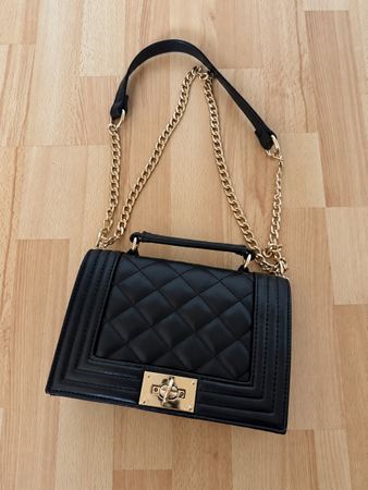 Handtasche schwarz gesteppt mit Goldkette