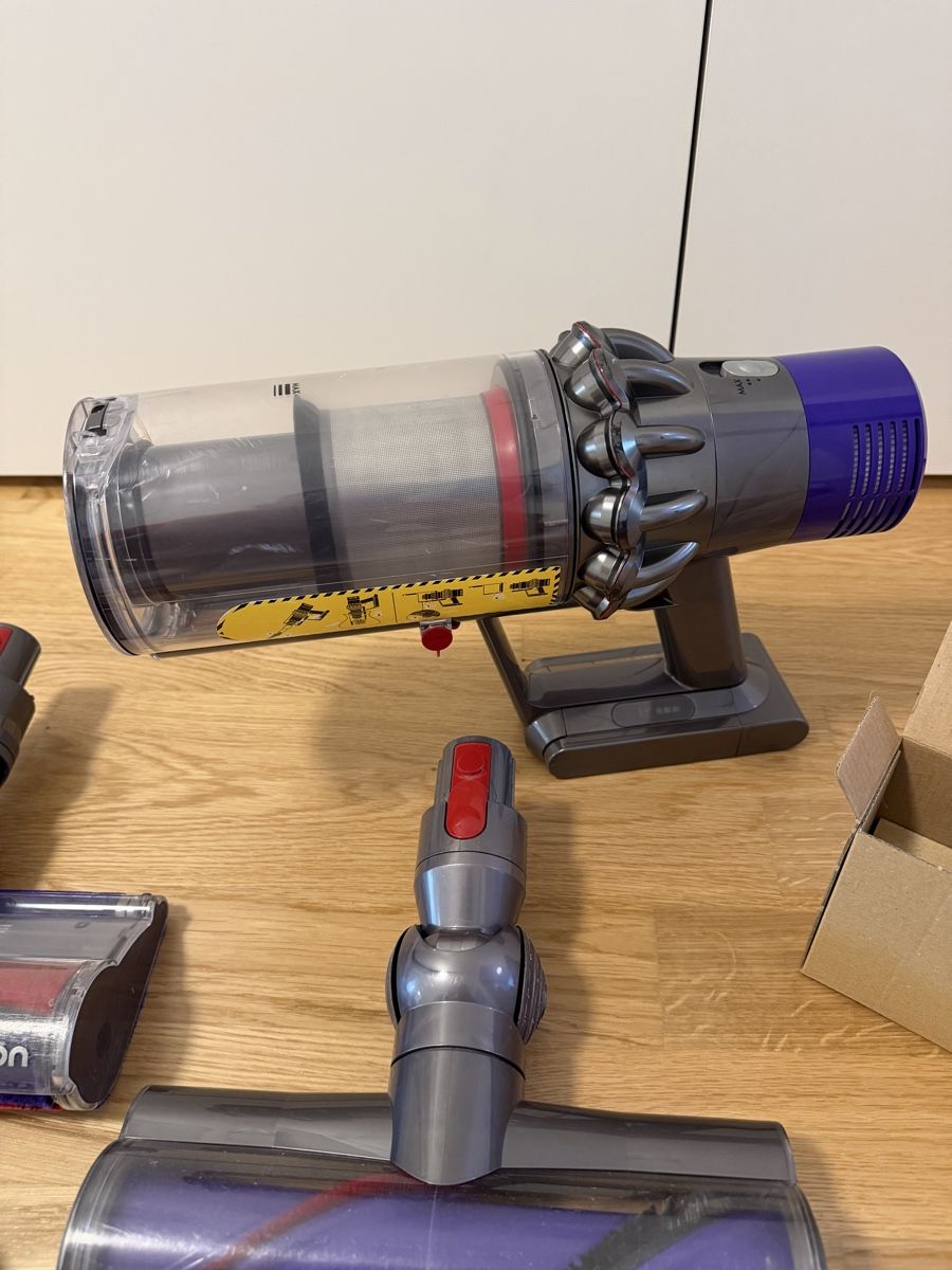 Dyson Aspirateurs & Accessoires: Dyson V10 cyclone absolute – D'occasion à Meyrin par SA_3006 3