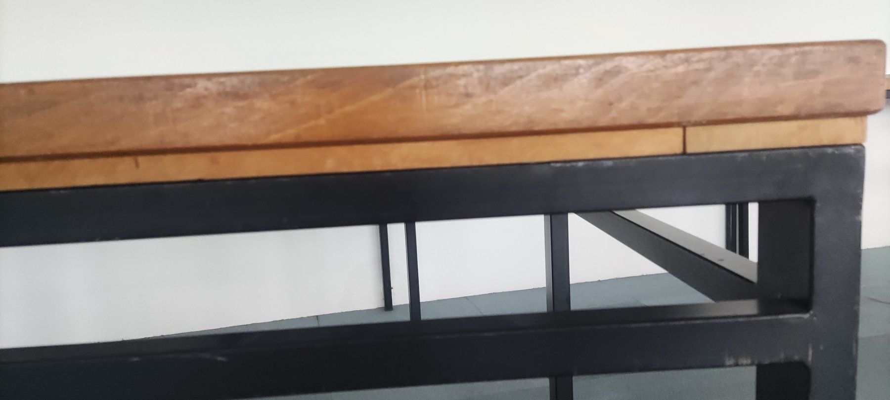 Tavoli: Massiver Arbeitstisch auf Rollen ( Schedle oder Embru?) – Usato da Solothurn venduto da Csw1 5