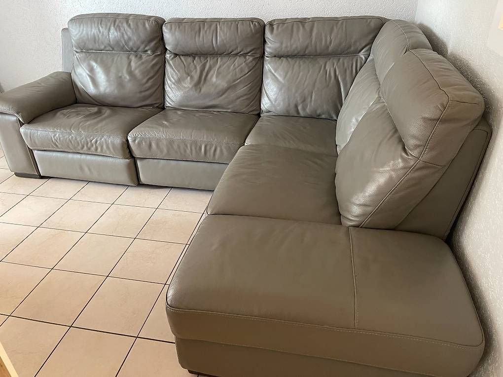 Conforama Divani: Canapé d'angle gris avec relax électrique  Bon état – Usato da Avenches venduto da Bozena6620