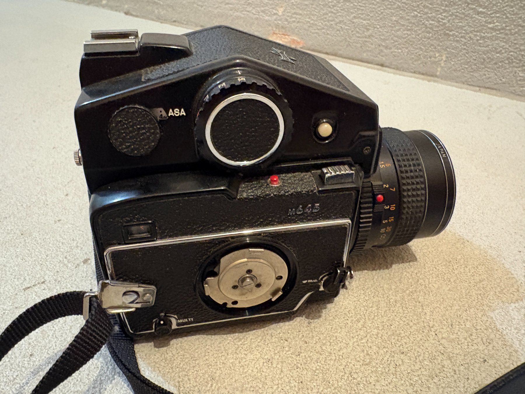 Mamiya Appareil photo: Mamiya M645 mit Objektiv – Défectueux à Elgg par Jo_Naj 4