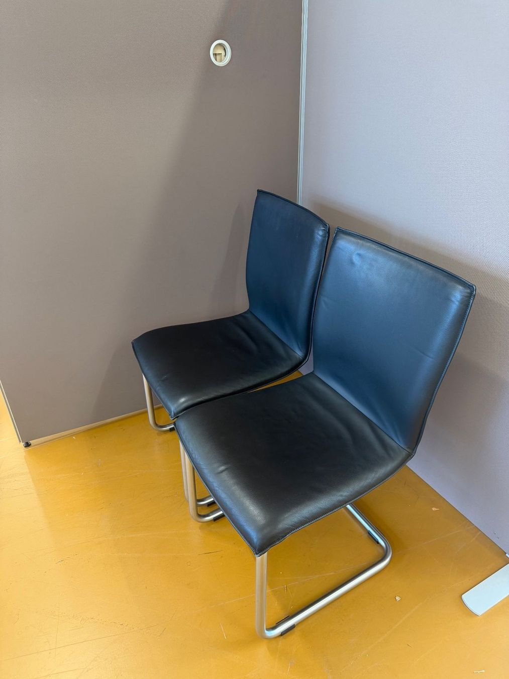 Chaises: 2 Stühle Lederoptik Schwarz  Gebraucht – D'occasion à Dietlikon par ComdatAG 1