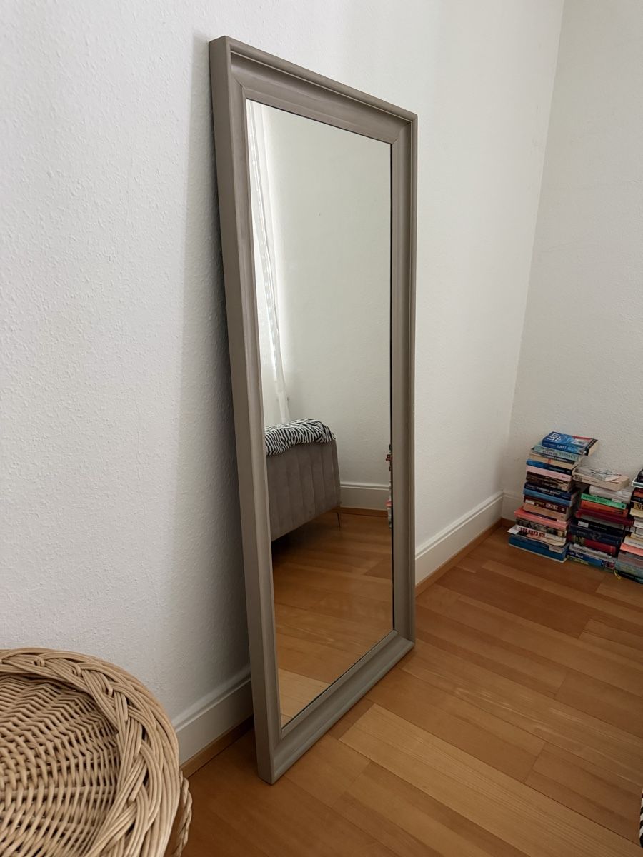 Ikea Spiegel: Standing mirror light greige frame good condition – Gebraucht aus Zürich von ker_d7gj