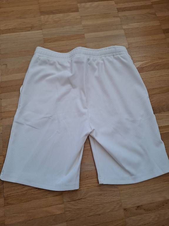 Pantaloni: Shorts YANGSTER  – Usato da Niederuzwil venduto da Liberatopixel 1