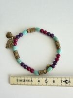 farbiges Armband mit türkisen Steinen im Vintagestil