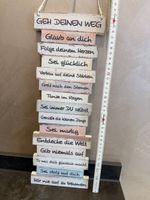 Decorazione murale a liste con frasi ispirazionali