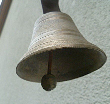 Campanacci mucche: Antike Hausglocke mit Federung – Usato da Effretikon venduto da Heimstudio 5