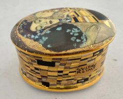 Künstler Spieldose, Porzellan, Motiv Gustav Klimt "Der Kuss"