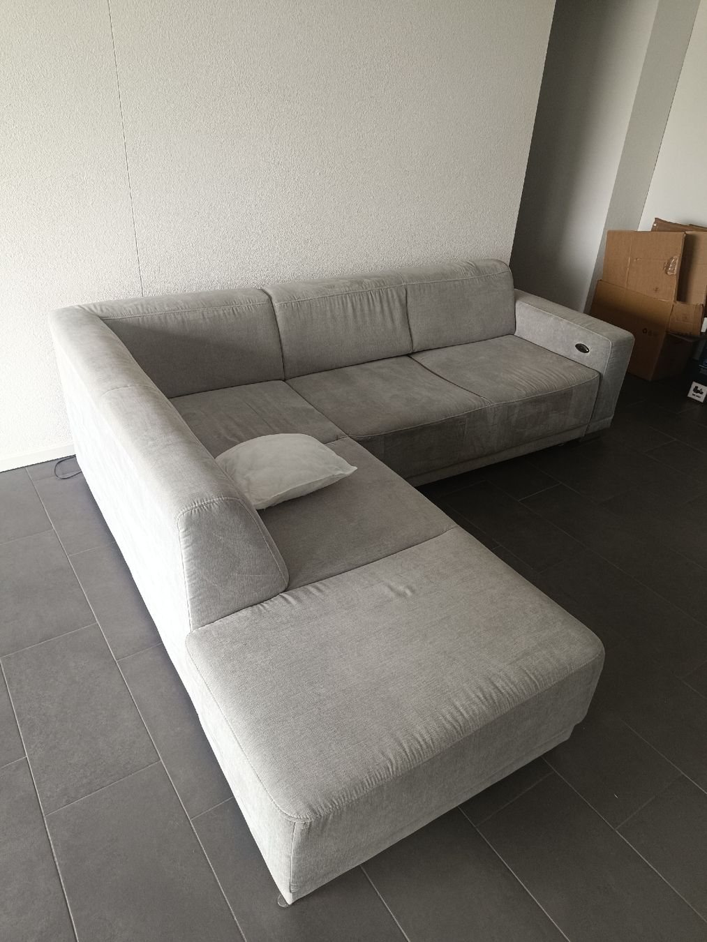 Sofas: Schöner Ecksofa / Hellgrau / Elektrische Funktion – Gebraucht aus Niederglatt ZH von KoppExp 3