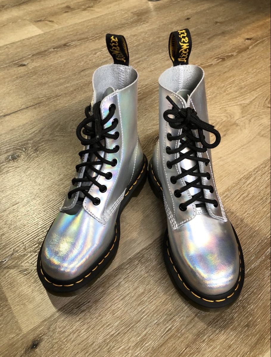 Scarpe da uomo: Dr. MARTENS HOLOGRAPHIC SILVER 1460 BOOT – Nuovo (secondo la descrizione) da St. Gallen venduto da ari_22
