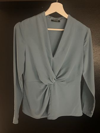 Elegante Bluse von Orsay in zartem Blau.