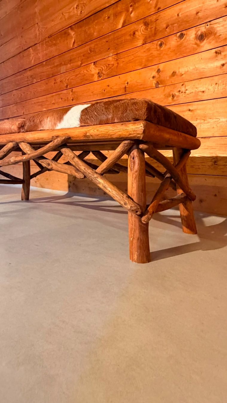 Bänke: Rustikale Holzbank mit Echtfell im Chalet-Stil – Gebraucht aus Rickenbach ZH von Der-Insider 7