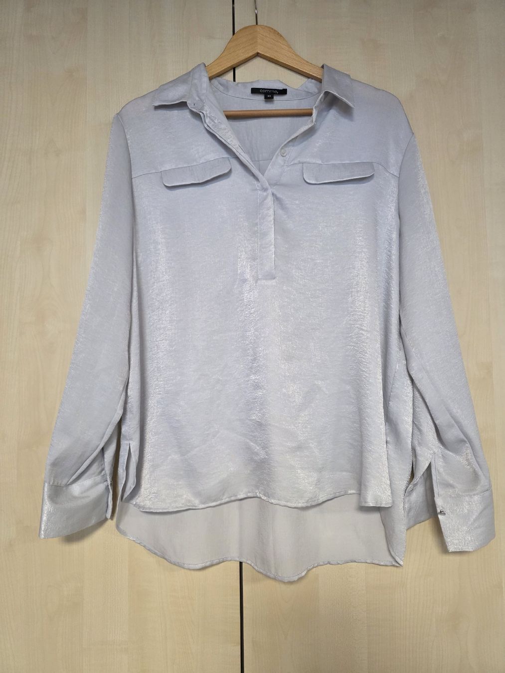 Comma Blusen: New Comma Blouse, silver, size 44 – Neu und originalverpackt aus Volketswil von mic_27b5