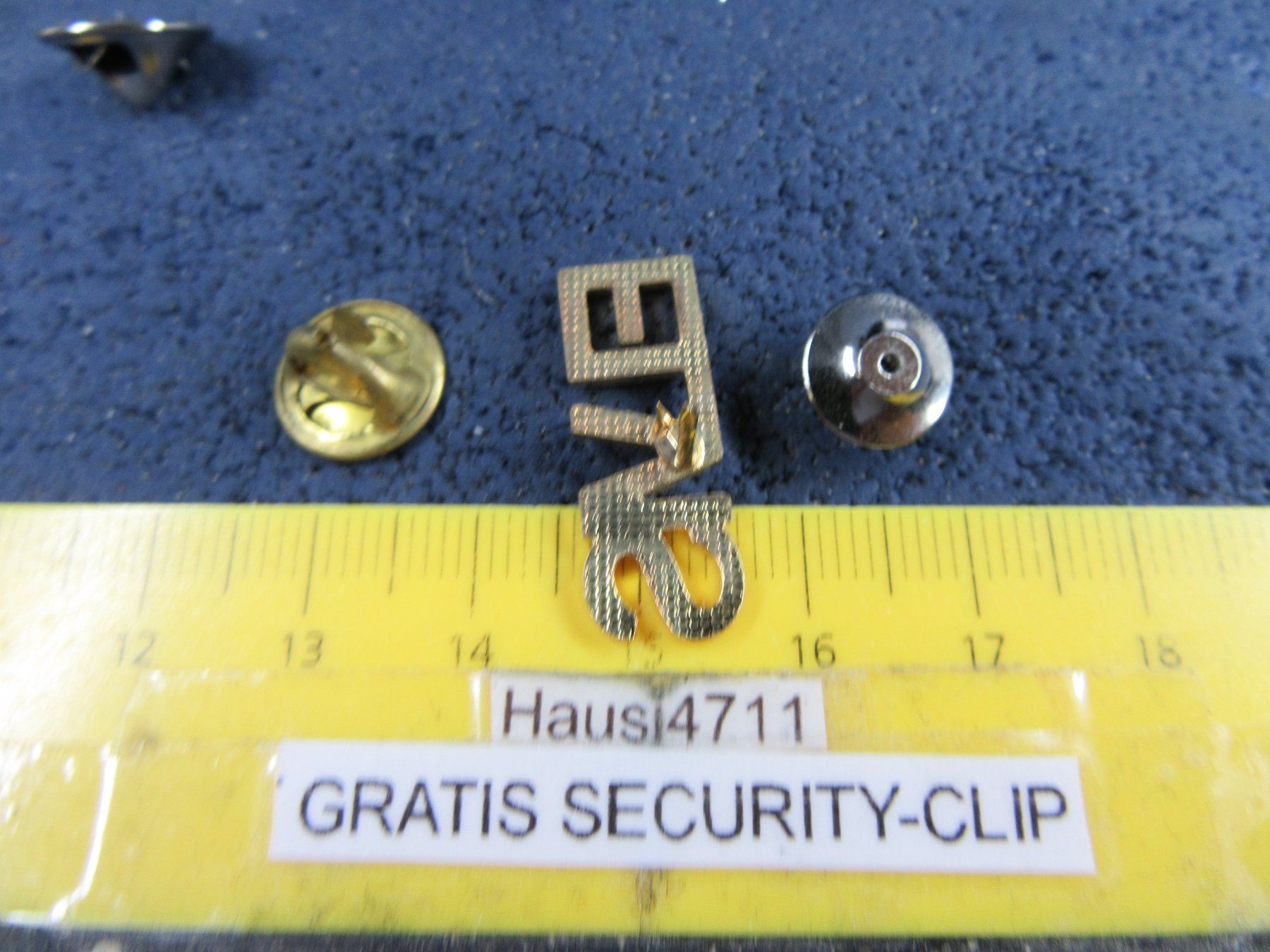 Placchette & Badge: ELVIS LOGO SCHMUCK-PIN CUTOUT MIT SECURITY-CLIP – Usato da Ettingen venduto da Hausi4711 1
