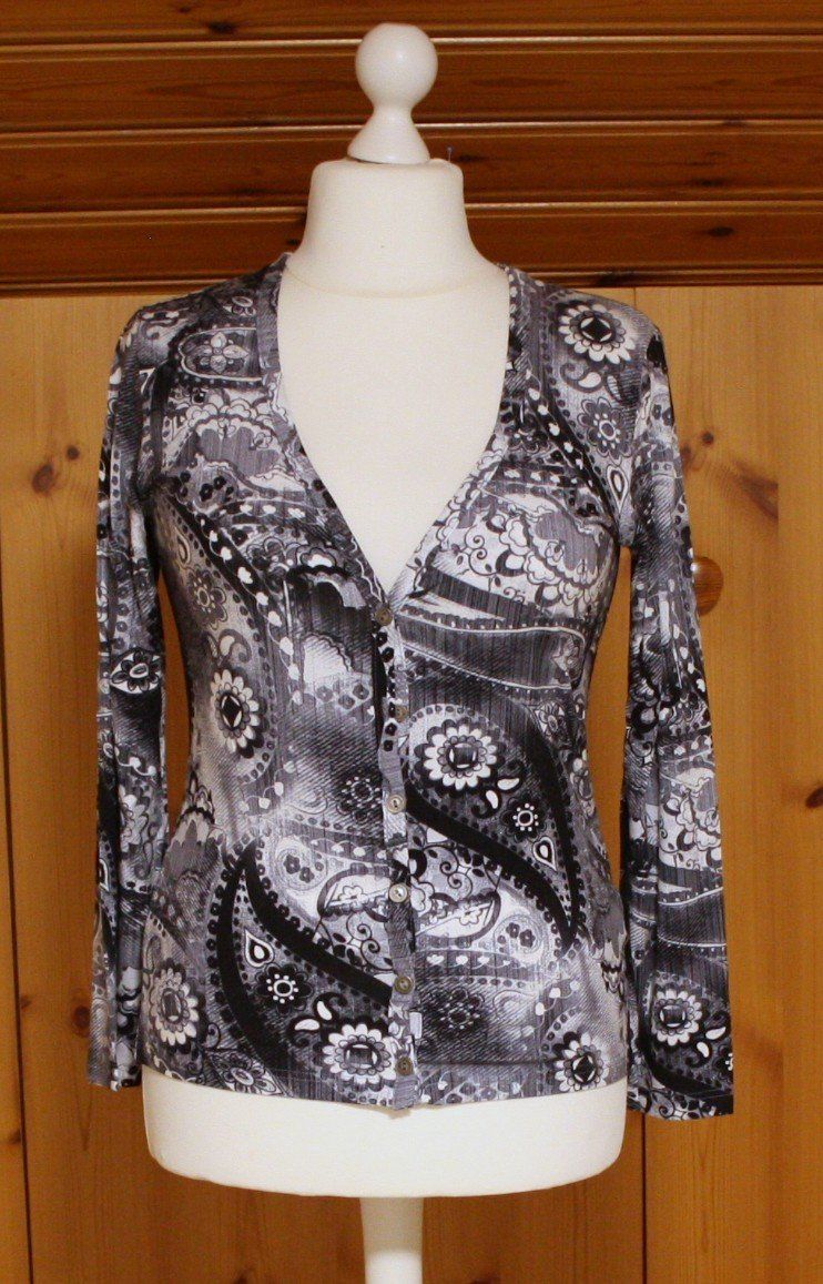 Blusen: T-Shirt Langarm schwarz-weiss Gr. S – Gebraucht aus Flüelen von Diversicum-Vintage