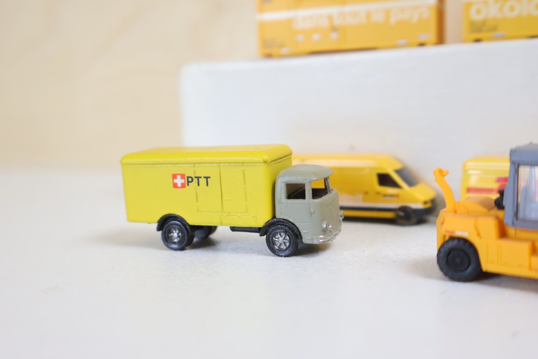 Modellini di ferrovie: MINIS & Co viele Post Container & Modellauto Set - Spur N – Usato da Winterthur venduto da Monstera 5