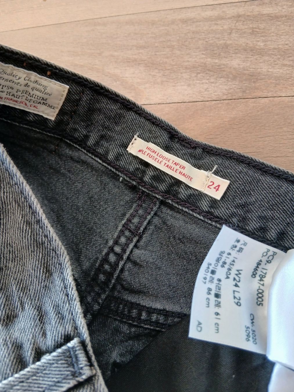 Levi's Jeans: Levis High Loose Taper 24 29 – Nuovo (secondo la descrizione) da Cazis venduto da sin_9s22 1