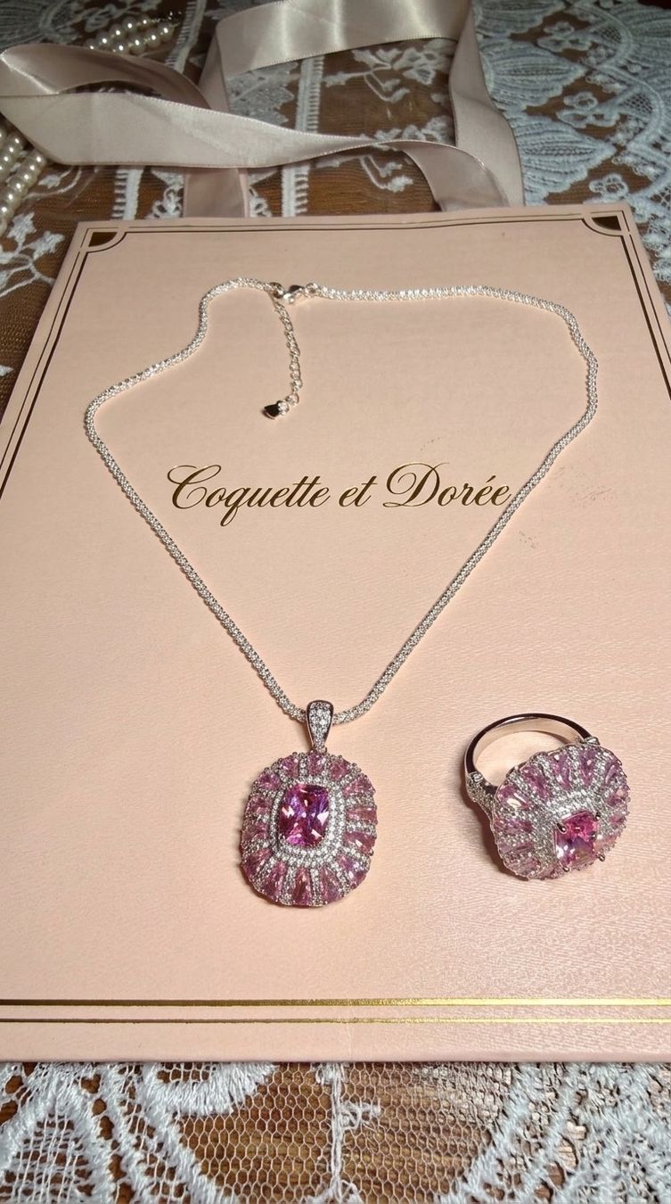 Autres bijoux: Ensemble bijoux : collier et bague roses – Neuf avec emballage d'origine à St-Maurice par Sandrinette123 4