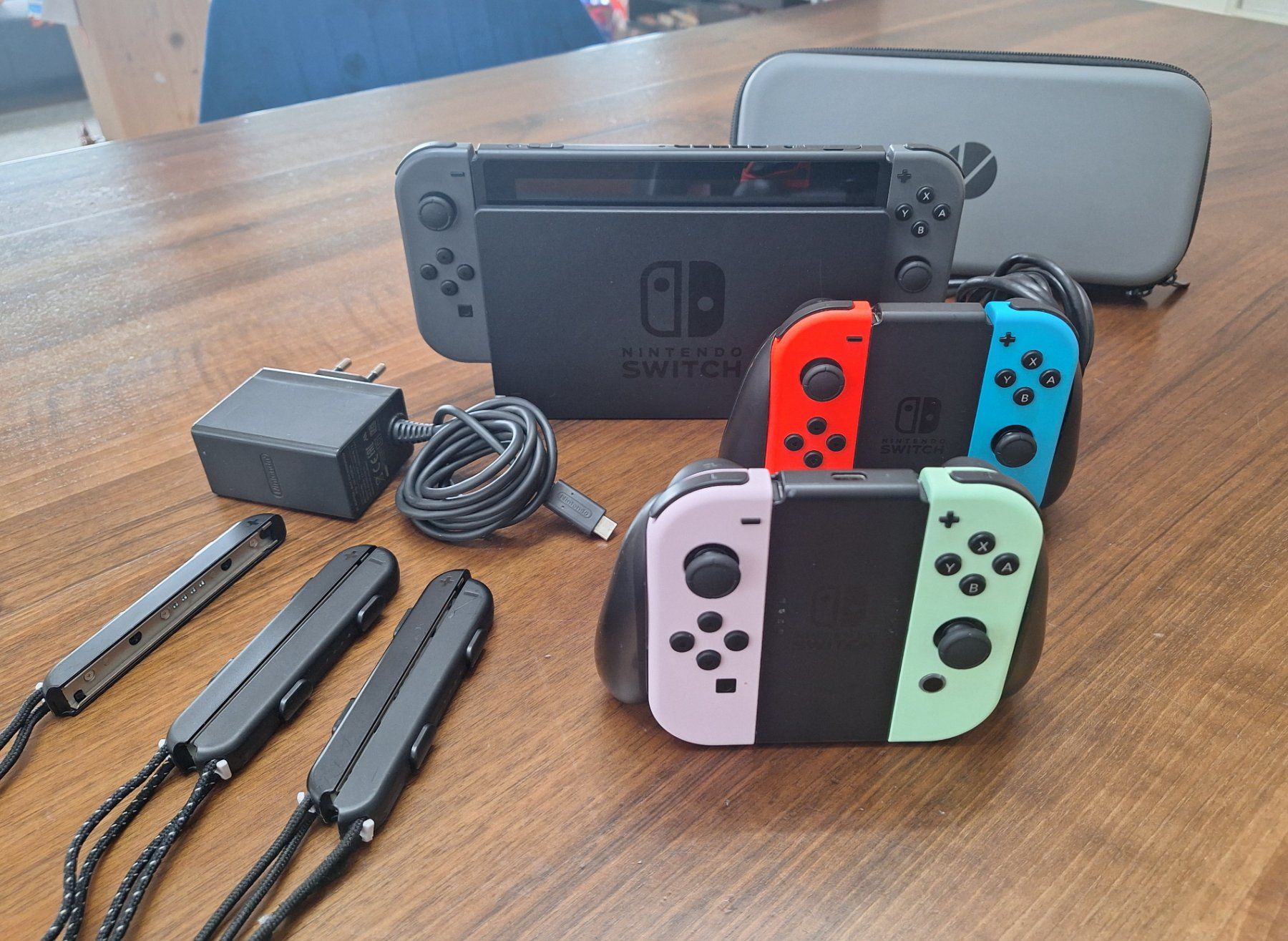 Nintendo Console: Nintendo Switch inkl. 5 Controller und Case – Usato da Herdern venduto da SvjetlanaN3 3
