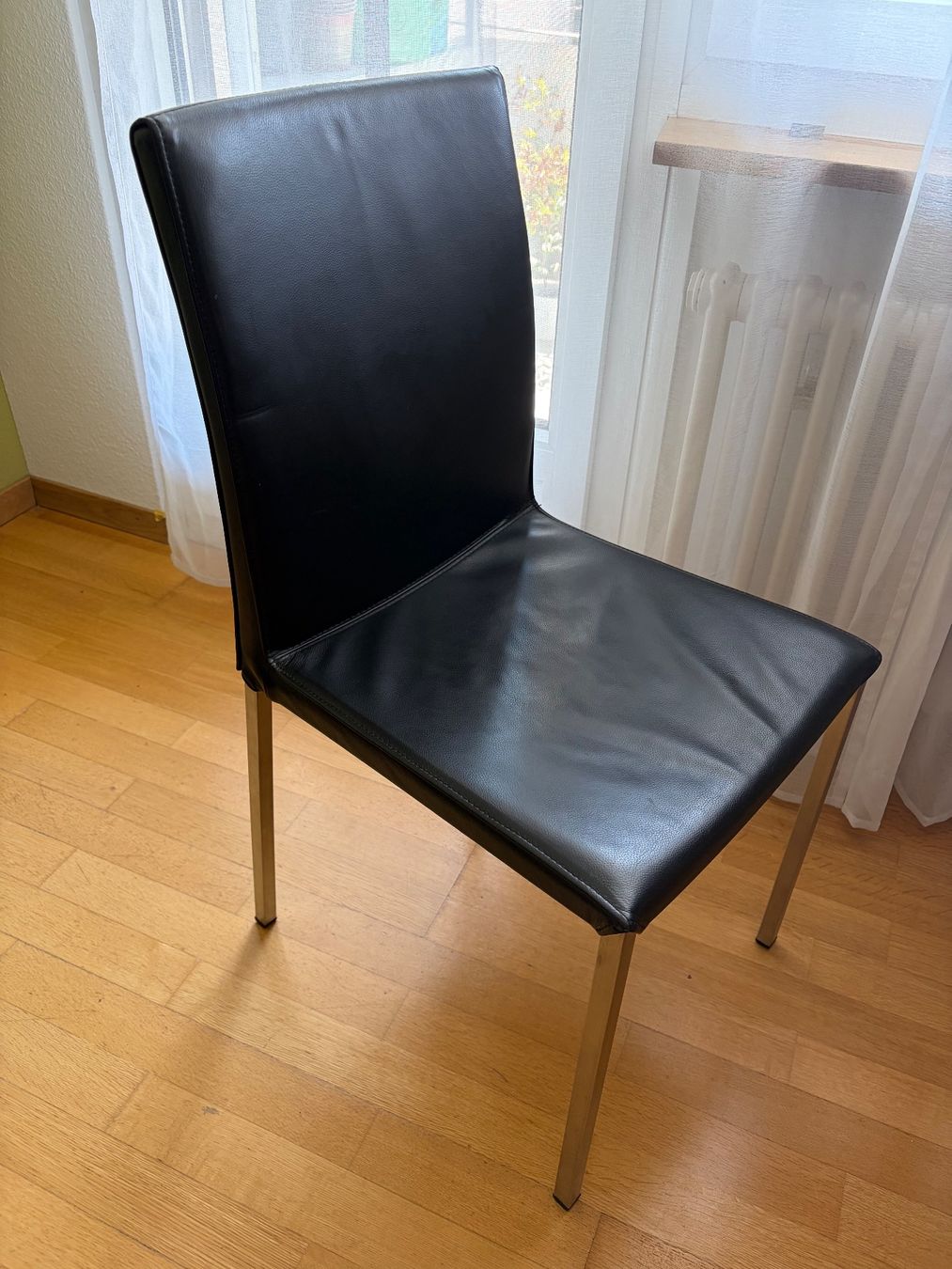 Interio Chaises: 2 schwarze Essstühle von Interio – D'occasion à Winterthur par Skuenzle 1
