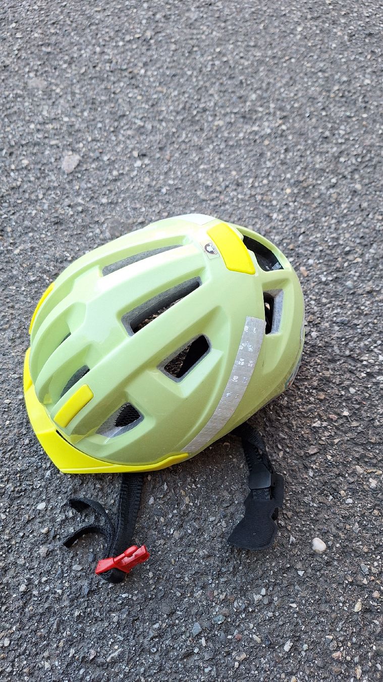 Giocattoli: Kinderroller blau mit Helm mintgrün gebraucht – Usato da Bergdietikon venduto da ele_kwb9 3