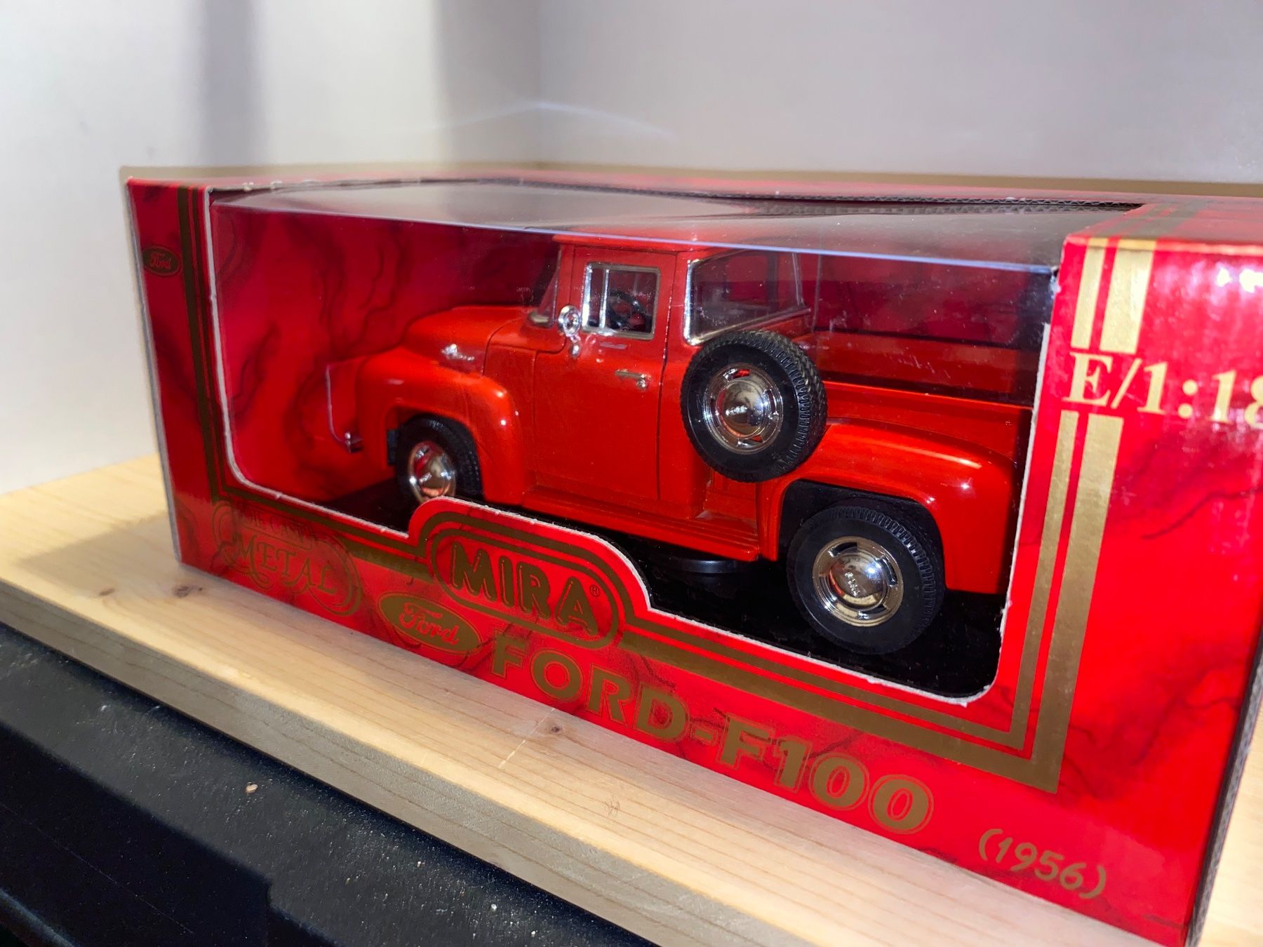 Ford Modellini d'auto: Ford F-100 Pickup 1/18 – Nuovo (secondo la descrizione) da Wohlen AG venduto da PrivatSammlung 1