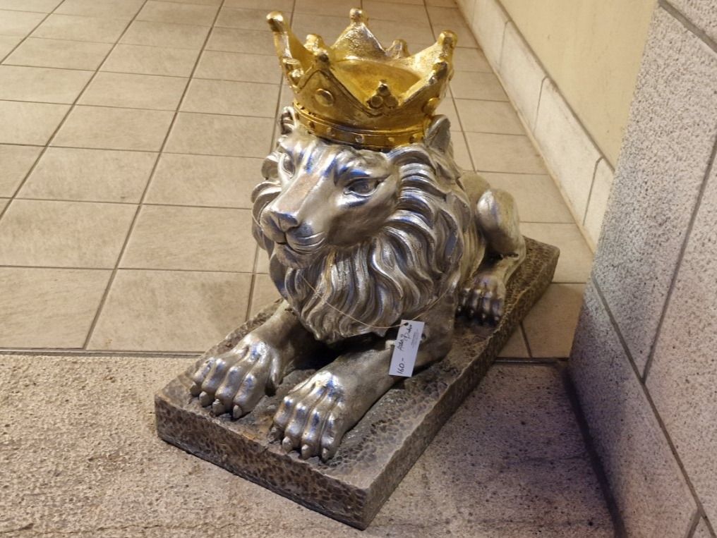 Skulpturen & Statuen: Löwe Silber mit Krone Gold Gross – Neu und originalverpackt aus Schaffhausen von AtelierPudesco 6