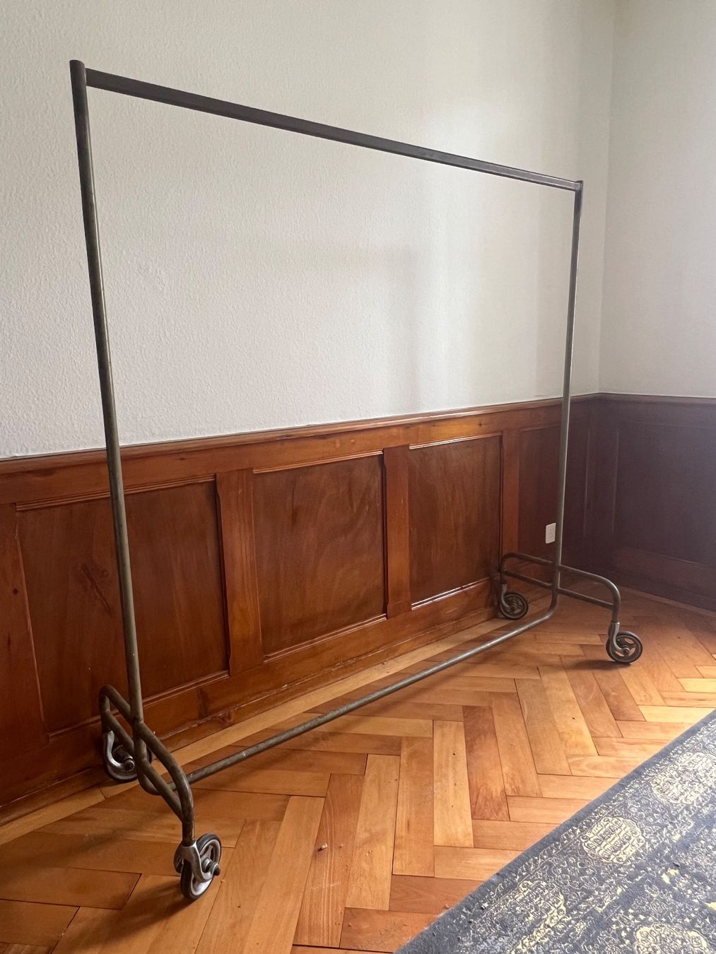 Guardaroba: Vintage Kleiderständer aus Metall, Rollbar – Usato da La Chaux-de-Fonds venduto da jacq_LaTsch0 1