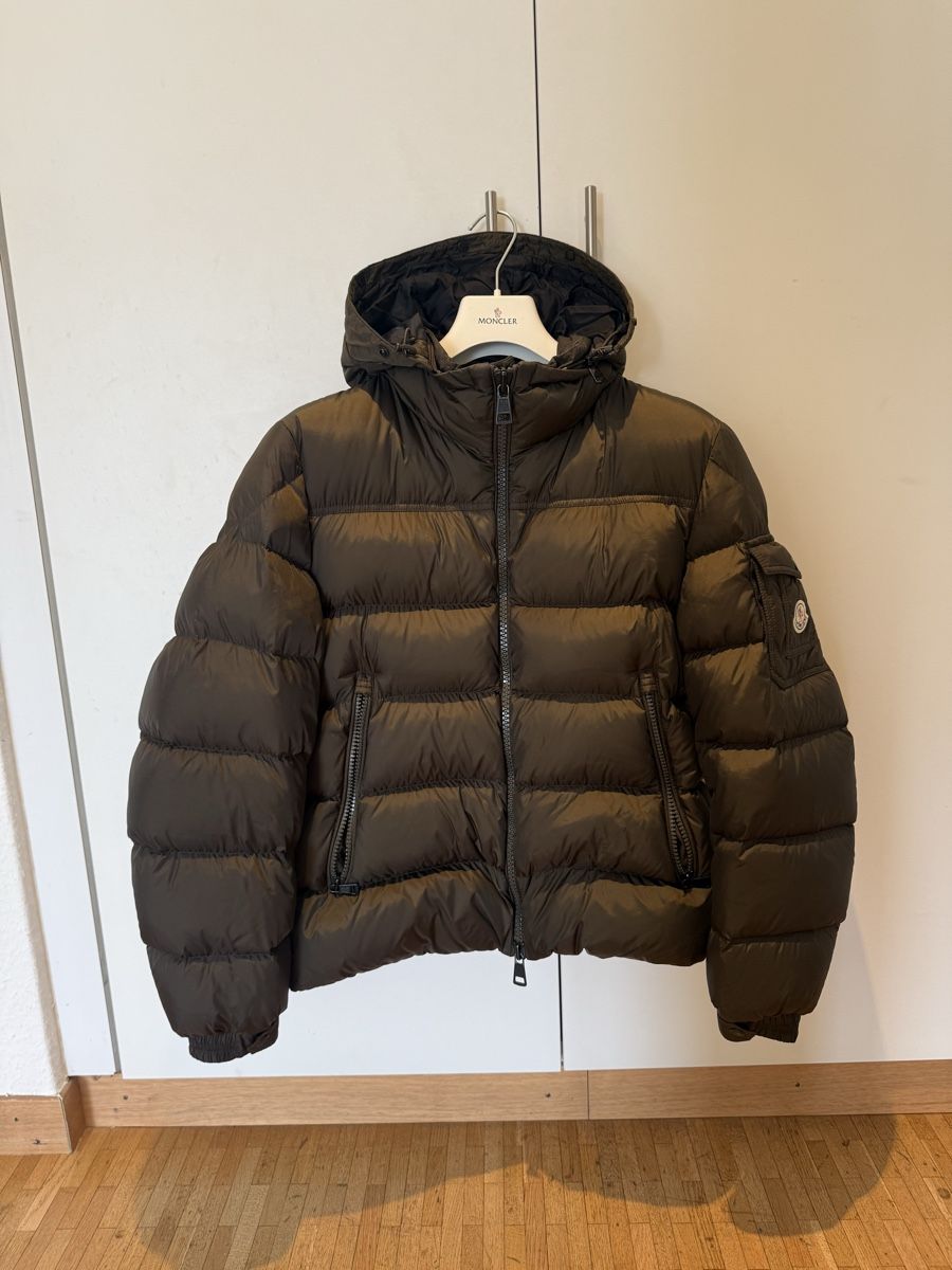 Moncler Giacche: Moncler Khaki Down Jacket Coyote Fur – Nuovo (secondo la descrizione) da Genève venduto da SG_73