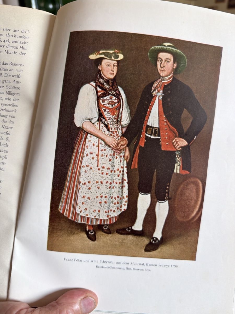 Livres: Trachtenbücher von Julie Heierle – D'occasion à Oeschgen par ann_8b99 6