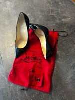 Louboutin Dekolleté aus schwarzem Lack, Größe 37 wie neu