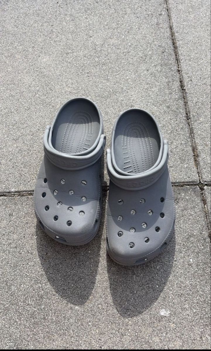 Crocs Damenschuhe: Crocs Clogs Grau Grösse 37/38 guter Zustand – Gebraucht aus Opfershofen TG von dan_nxk8