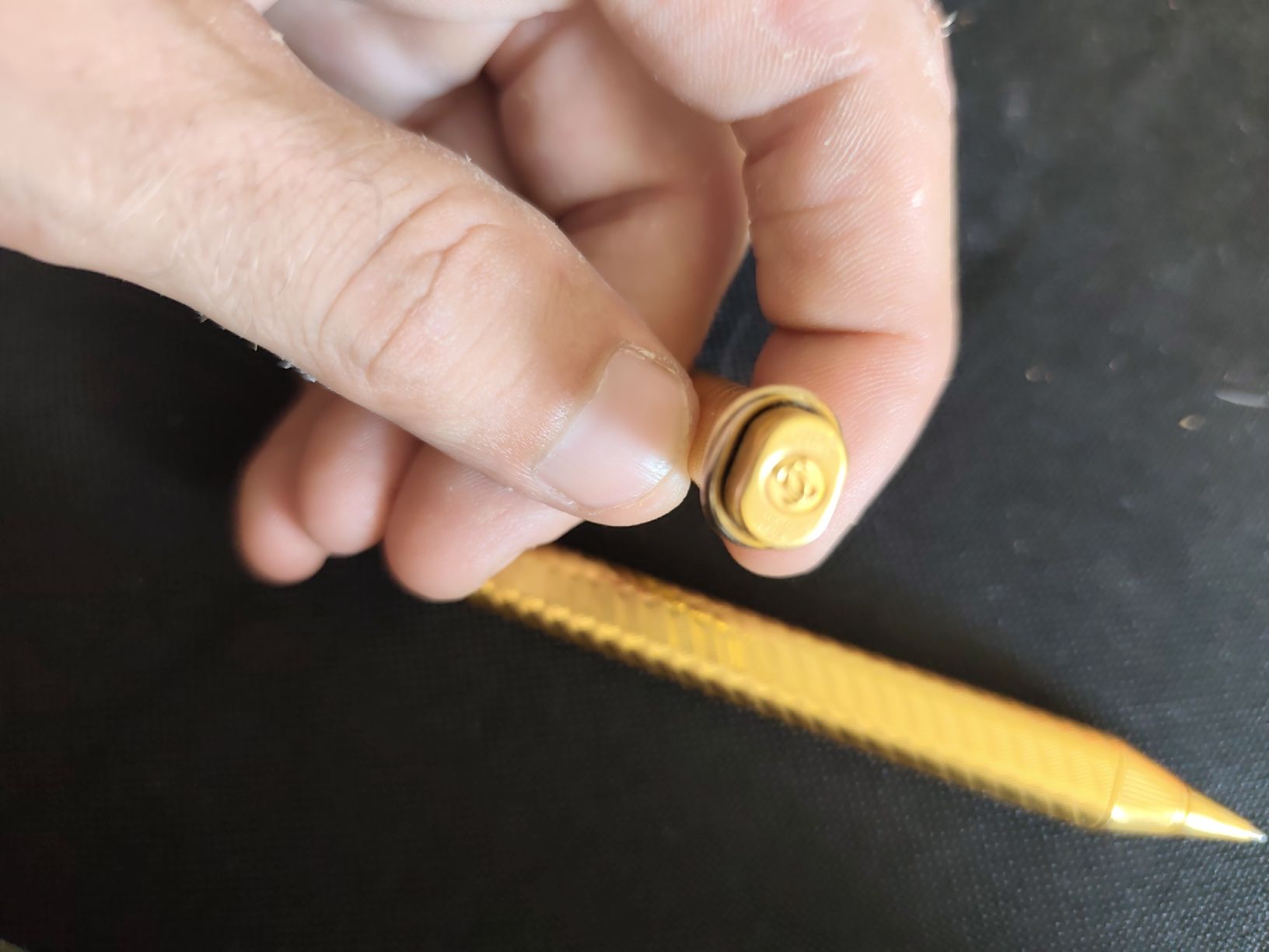 Cartier Penna & Evidenziatori: Stylo cartier Or avec capuchon gravé lilly, – Usato da Begnins venduto da Bazar_Digital 2
